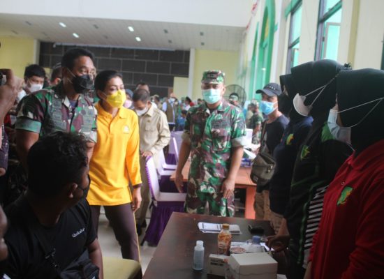 Panglima TNI Andika Perkasa Tinjau Vaksinasi Massal