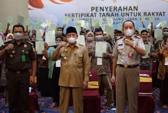 Gubernur Malut Hadiri Penyerahan Sertifikat Tanah Ke Masyarakat