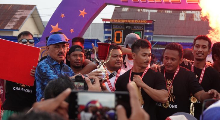 Tutup Turnamen Bola Kaki, Bupati James Beri Bantuan Masjid Sidangoli Dehe Sebesar 25 Juta