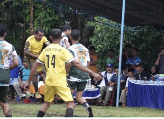 Wabup Djufri Janji Perbaiki Lapangan Bola Kaki Desa Marimabati
