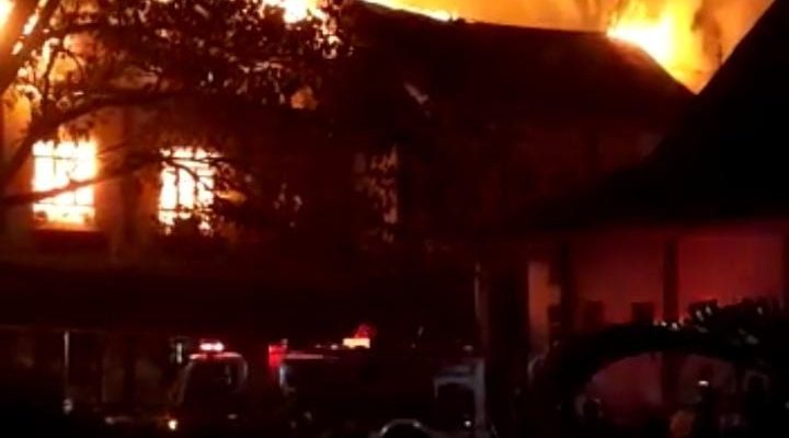 Kantor Bupati Halsel Hangus Terbakar