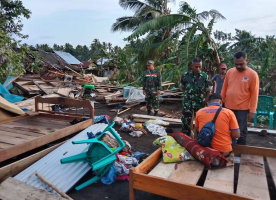 Angin Puting Beliung Hantam Rumah Warga, Babinsa Koramil Turun Tanggap Bencana