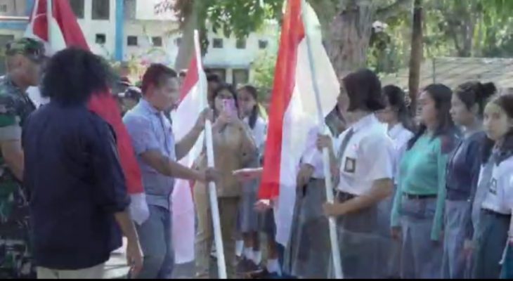 Jelang 17 Agustus Kesbangpol Halbar Bagi Bendera Merah Putih