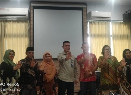 Pemdes Gufasa Diberi Buku Panduan BKB