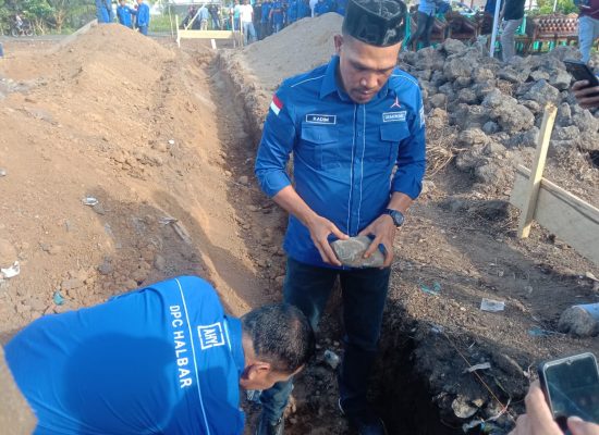 DPC Demokrat Halbar Gelar Peletakan Batu Pertama Pembangunan Sekretariat Permanen