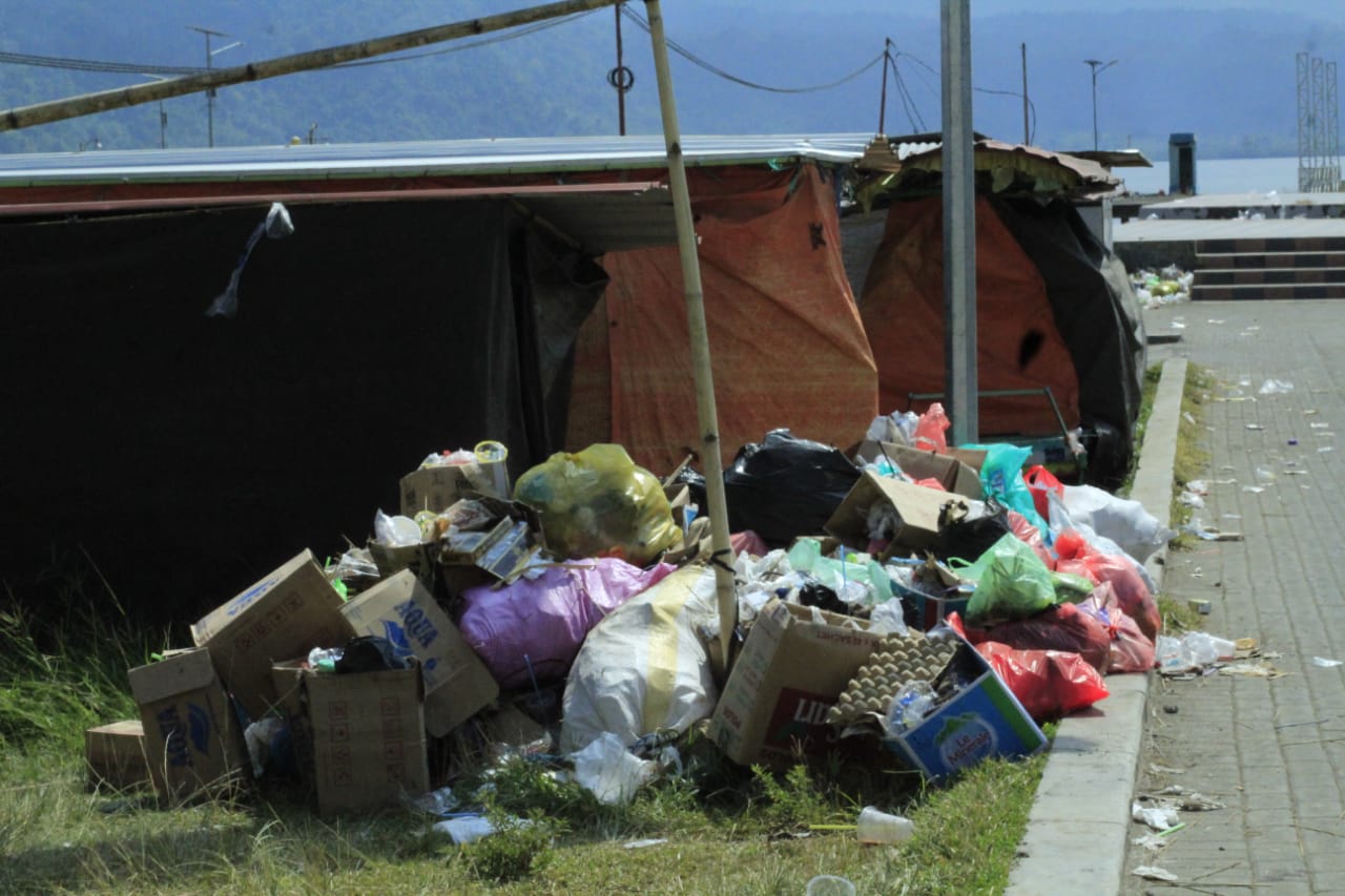 Warga Keluhkan Tumpukan Sampah Di Seputaran Kota Jailolo 