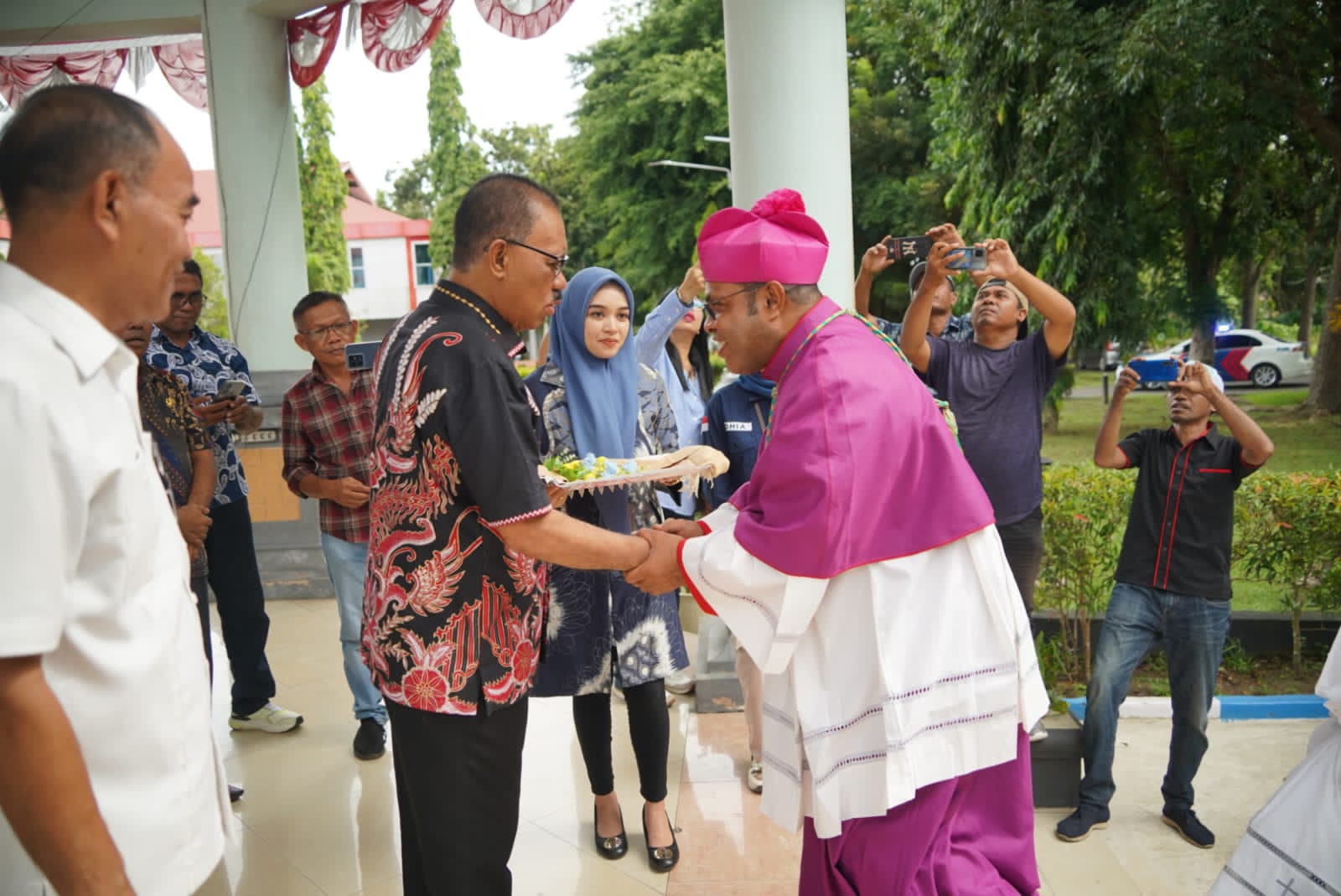 Kunker Di Halmahera Barat, Uskup Amboina Di Sambut Baik Oleh Bupati James Dan Wabup Djufri