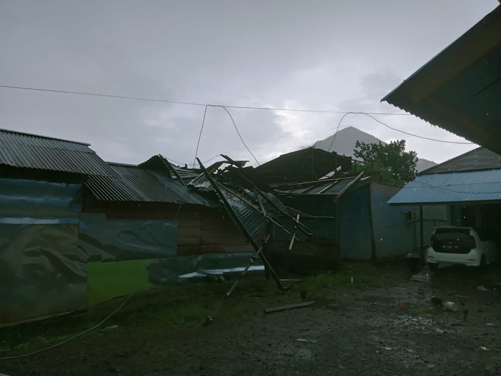 Bupati James Tinjau Korban Angin Puting Beliung Di Halmahera Barat