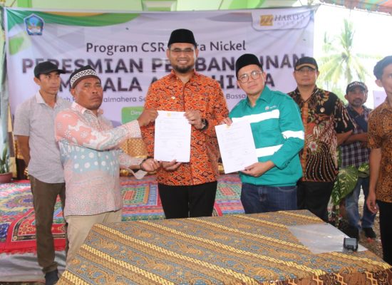 Bupati Halsel Resmikan Masjid dan Jembatan Bantuan Harita Nickel di Desa Soligi