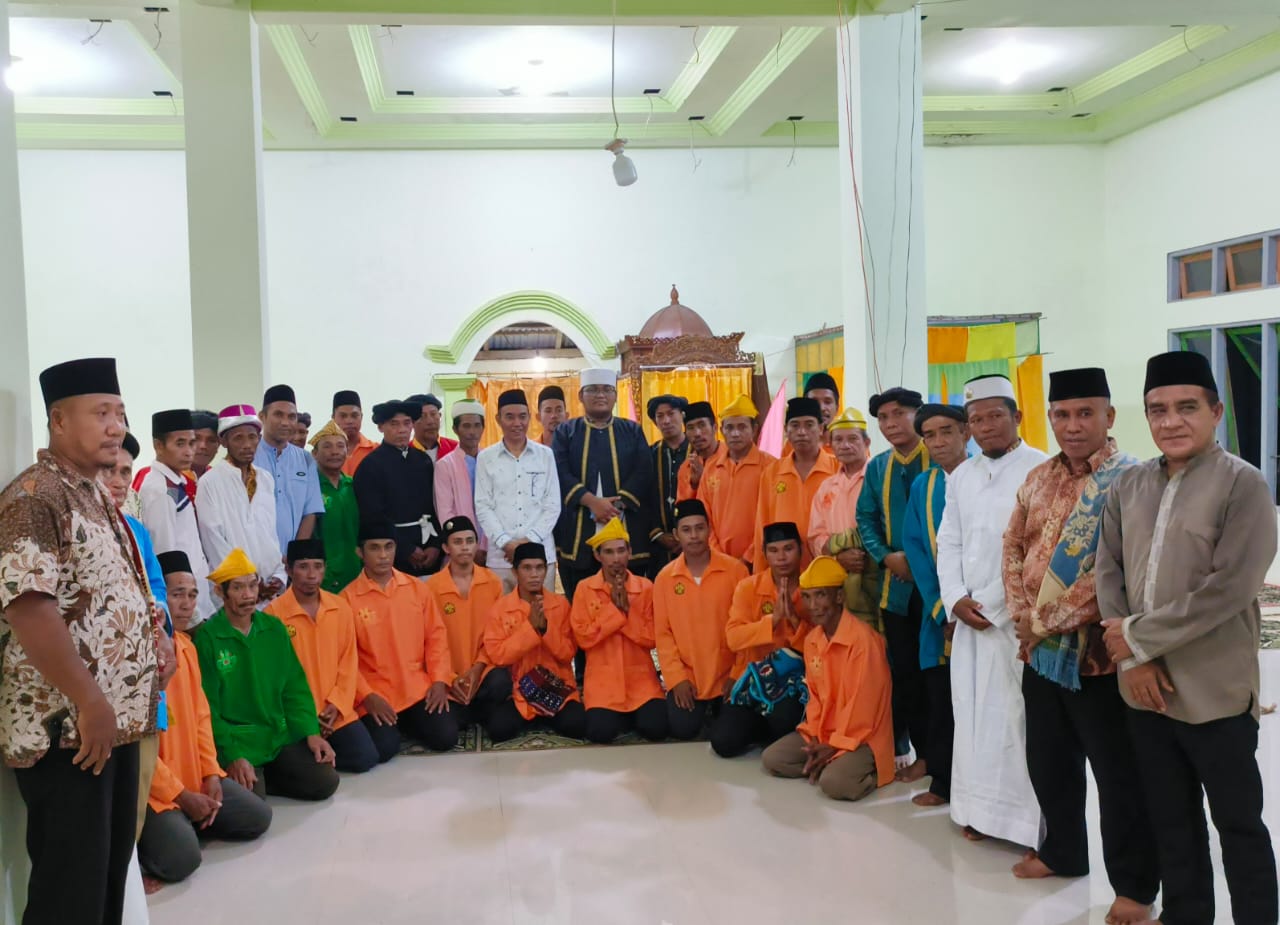 Wakil Bupati Djufri Muhammad bersama Perangkat adat kesultanan Jailolo dan Pengurus Masjid Asikin