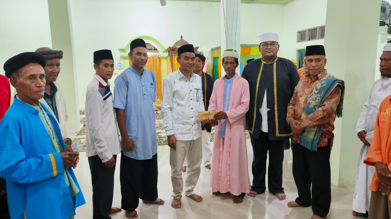 Suasana penyerahan bantuan Masjid Asikin kepada imam masjid