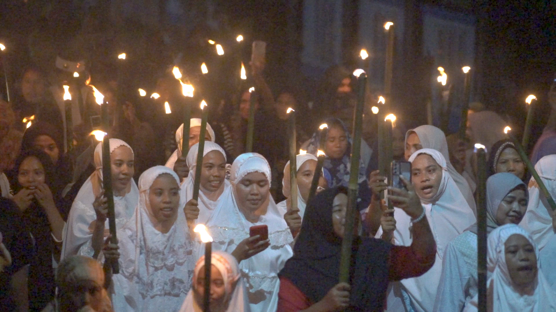 Pawai obor di desa Lako Akediri-Marimabati