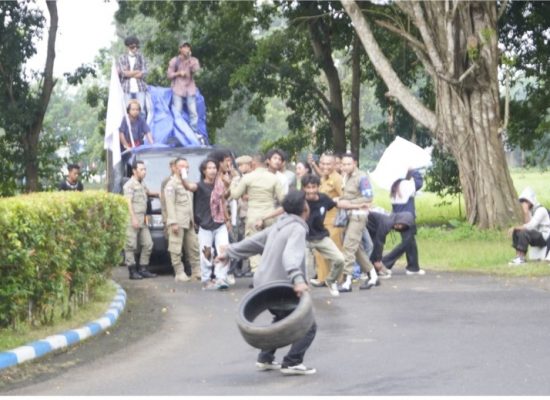 Massa Aksi Nyaris Bentrok Saat Demo Bupati Halbar