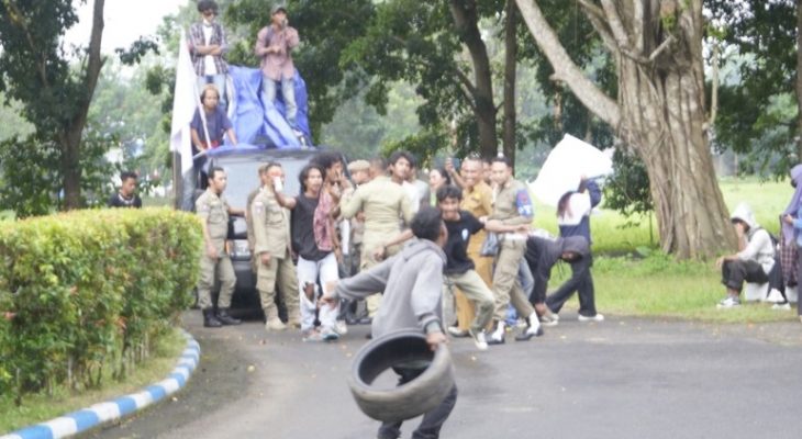 Massa Aksi Nyaris Bentrok Saat Demo Bupati Halbar