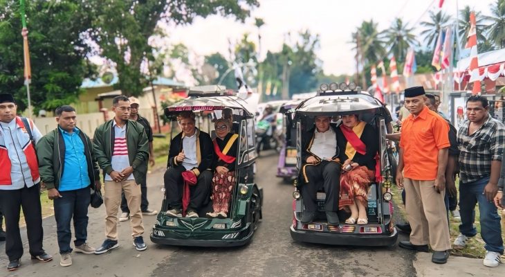 Danny-Iksan Gunakan Pakain Adat Sahu Saat Mendaftar Di KPUD