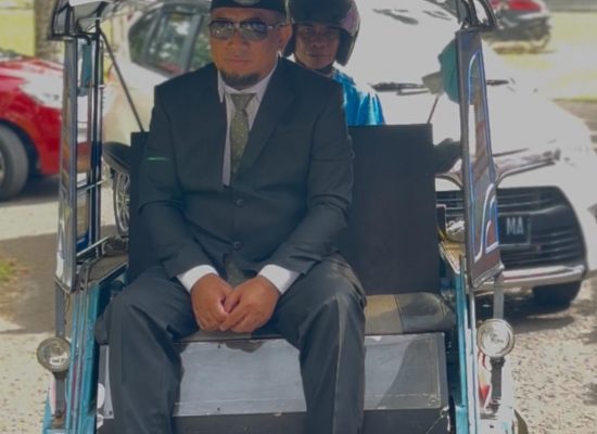 Alber Hama Tumpangi Kendaraan Bentor Saat Pelantikan DPRD