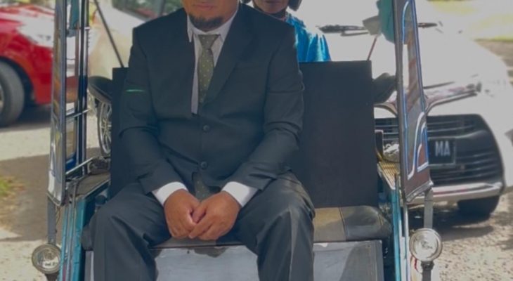 Alber Hama Tumpangi Kendaraan Bentor Saat Pelantikan DPRD