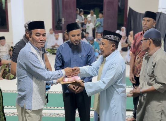 Bupati James Dan  Wabup Djufri Berbagi Tugas Serahkan Bantuan Rumah Ibadah