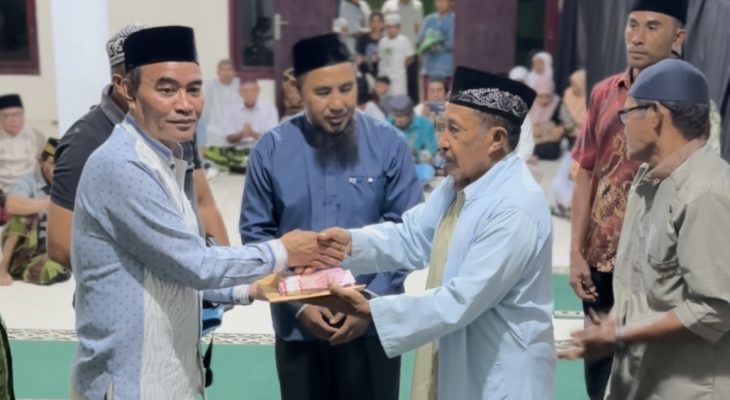 Bupati James Dan  Wabup Djufri Berbagi Tugas Serahkan Bantuan Rumah Ibadah